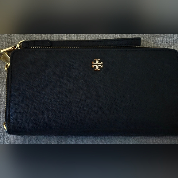 Tory Burch Handbags - Tory Burch Robinson Zip Wallet Black Saffiano Leather Continental Wristlet